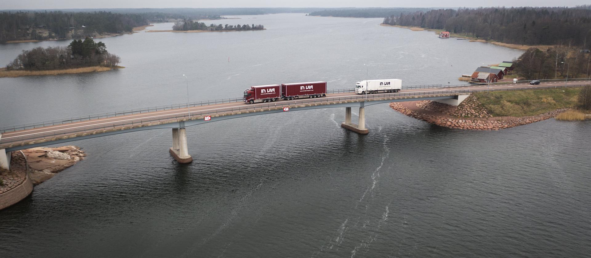 Dubbla Invia-lastbilar på bro