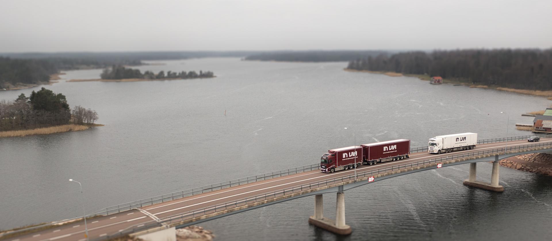 Dubbla lastbilar på Marsundsbron